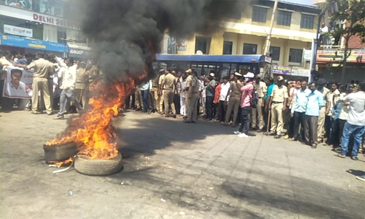ರಮೇಶ್ ಜಾರಕಿಹೊಳಿ ಪರ ಪ್ರತಿಭಟನೆ : ಬೆಂಕಿಯಲ್ಲಿ ಬಿದ್ದ ಅಭಿಮಾನಿ