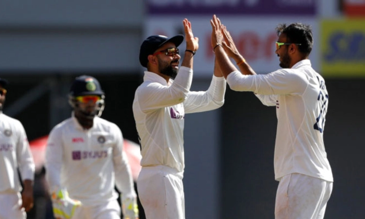 ಮೊಟೆರಾದಲ್ಲಿ ಮುಂದುವರಿದ ವಿಕೆಟ್ ಬೇಟೆ: ಇಂಗ್ಲೆಂಡ್ ಆಲ್ ಔಟ್, ಭಾರತಕ್ಕೂ ಆರಂಭಿಕ ಆಘಾತ