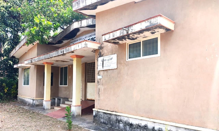 ಚಿಕಿತ್ಸೆಗೆ ಅಲೆದಾಡಬೇಕಾದ ಸಂಕಷ್ಟ ; ಪಾಳುಬಿದ್ದ ಉಪಕೇಂದ್ರ