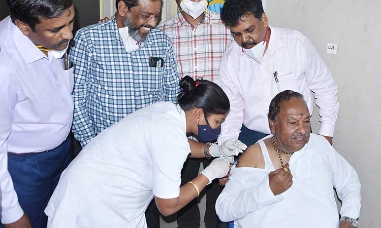 ಕೊವ್ಯಾಕ್ಸಿನ್ ಲಸಿಕೆ ಪಡೆದ ಜನಪ್ರತಿನಿಧಿಗಳು