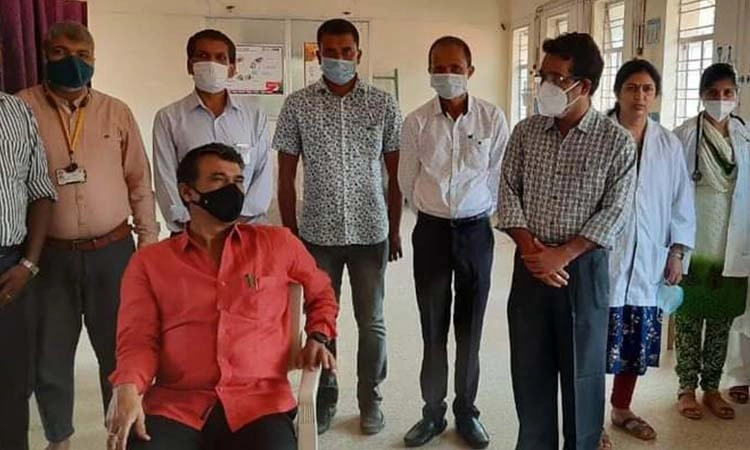 ಕೊರೊನಾ ಲಸಿಕೆ ಪಡೆದ ಪರಿಷತ್‌ ಉಪಸಭಾಪತಿ ಪ್ರಾಣೇಶ ದಂಪತಿ