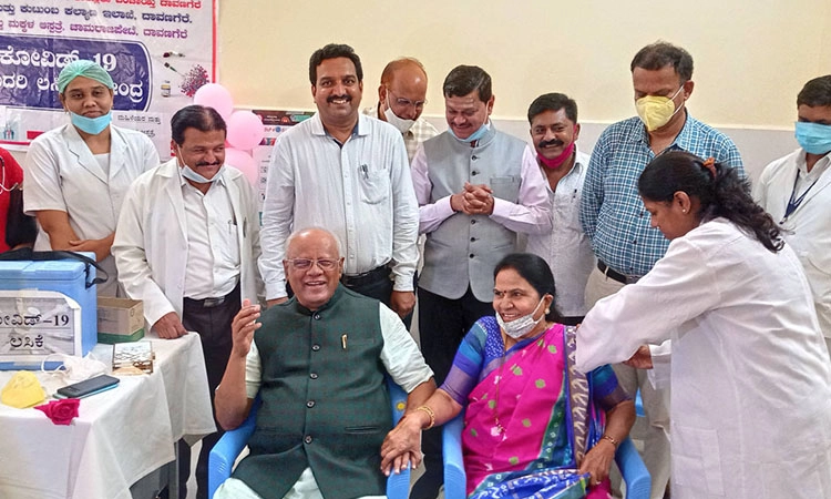 ಕೋವ್ಯಾಕ್ಷಿನ್ ಲಸಿಕೆ ಪಡೆದ ಜಿ.ಎಂ ಸಿದ್ದೇಶ್ವರ ದಂಪತಿ