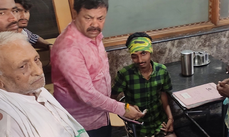 ಮಾನವೀಯತೆ ಮೆರೆದ ರೇಣುಕಾಚಾರ್ಯ