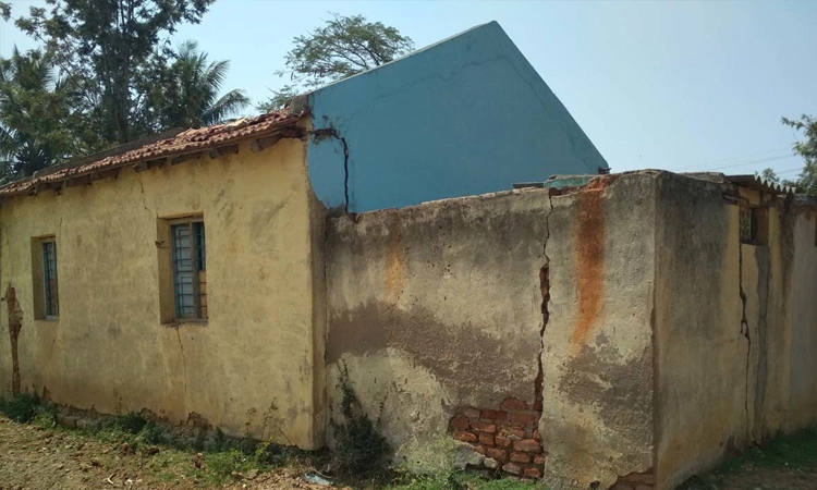 ಶಾಲಾ ಕಟ್ಟಡ ಶಿಥಿಲ; ಭಯದ ನೆರಳಲ್ಲಿ ಬೋಧನೆ