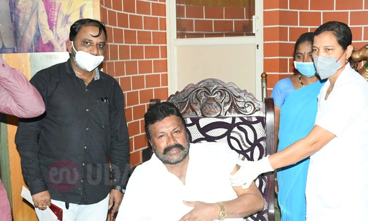 ಕೋವಿಡ್ ಲಸಿಕೆ ಪಡೆದ ಕೃಷಿ ಸಚಿವ ಬಿ.ಸಿ. ಪಾಟೀಲ್