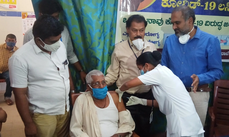 ಎರಡನೇ ಹಂತದ ಕೋವಿಡ್ ಲಸಿಕೆ : ಕರ್ನಾಟಕದಲ್ಲಿ ಮೊದಲ ದಿನ 2,643 ಮಂದಿಗೆ ಚುಚ್ಚುಮದ್ದು