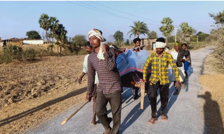 7 ಕಿ.ಮೀ ಹೊತ್ತು ತಂದರು ವೈದ್ಯರಿಲ್ಲದೆ ಆಸ್ಪತ್ರೆ ಎದುರೇ ತಾಯಿ-ಮಗು ಸಾವು