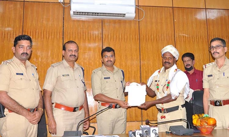 ಸಮಯಪ್ರಜ್ಞೆ ಮೆರೆದ ದೇವೇಂದ್ರಪ್ಪಗೆ ಸನ್ಮಾನ