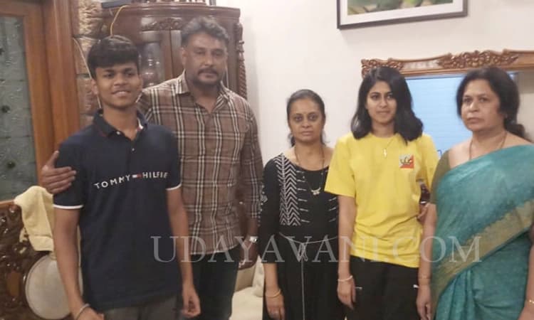 ವಿನಯ್ ಕುಲಕರ್ಣಿ ಮನೆಗೆ ಭೇಟಿ ನೀಡಿದ ನಟ ದರ್ಶನ್