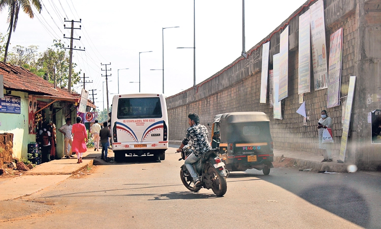 ಹೆದ್ದಾರಿ ಪ್ರಾಧಿಕಾರದ ಅಧಿಕಾರಿಗಳಿಗೆ ಸ್ಥಳೀಯಾಡಳಿತವೆಂದರೆ ಲೆಕ್ಕಕ್ಕೇ ಇಲ್ಲ !