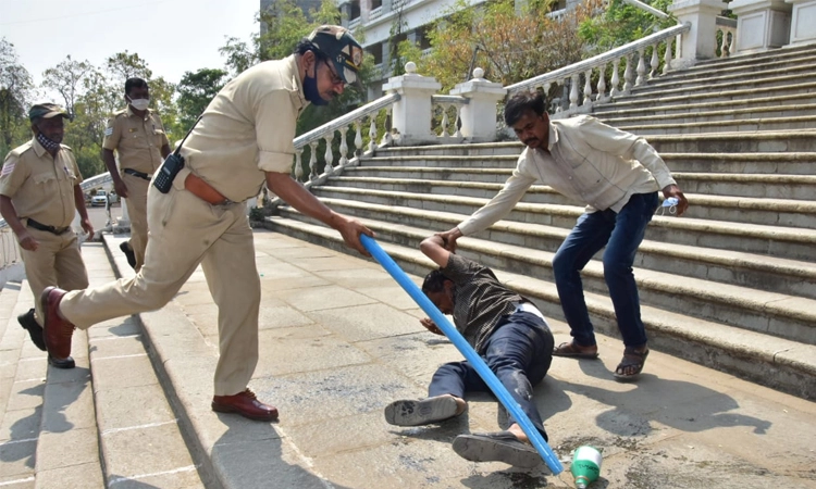 ಡಿಸಿ ಕಚೇರಿ ಆವರಣದಲ್ಲೇ ಕ್ರಿಮಿನಾಶಕ ಸೇವಿಸಿದ ಖಾಸಗಿ ಶಾಲೆ ಮುಖ್ಯಸ್ಥ