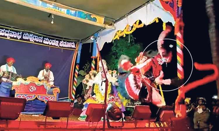 ಕಂಬಕ್ಕೆ ತಲೆ ಬಡಿದುಕೊಂಡ ಮಹಿಷಾಸುರ! ಅದುರಿದ ರಂಗಸ್ಥಳ