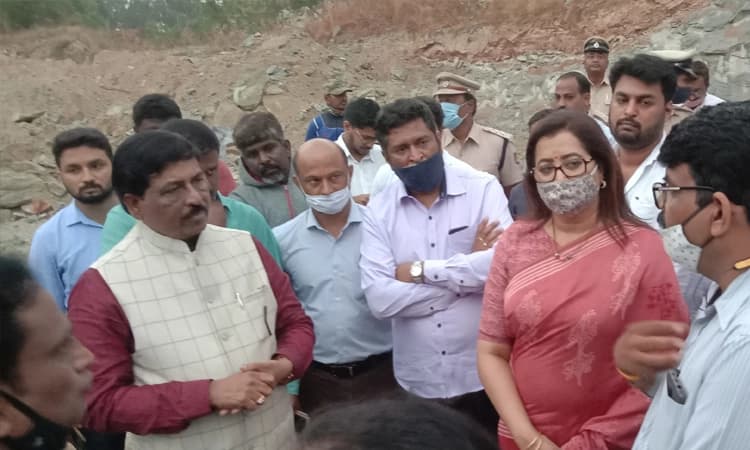 ಸಚಿವ, ಸಂಸದರಿಂದ ಗಣಿಗಾರಿಕೆ ಸ್ಥಳ ವೀಕ್ಷಣೆ