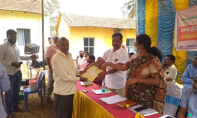 ಗ್ರಾಮ ವಾಸ್ತವ್ಯ: ಅರ್ಜಿಗಳ ಸುರಿಮಳೆ