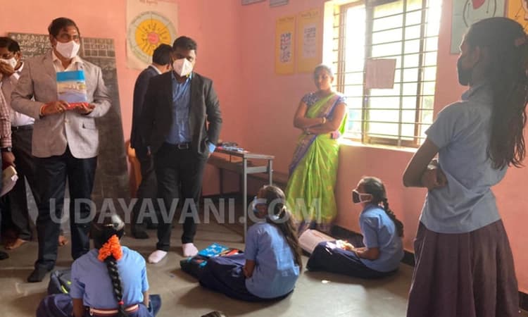 ಬೊಮ್ಮನಜೋಗಿ ಹಳ್ಳಿ ಮಕ್ಕಳಿಗೆ ಮೇಸ್ಟ್ರಾದ ವಿಜಯಪುರ ಜಿಲ್ಲಾಧಿಕಾರಿ