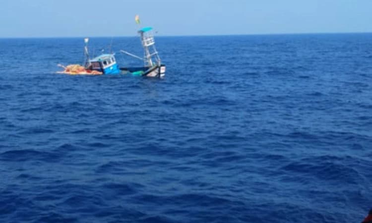 ಹೊನ್ನಾವರ: ಬೋಟ್ ಮುಳುಗಡೆ, 15 ಮೀನುಗಾರರ ರಕ್ಷಣೆ