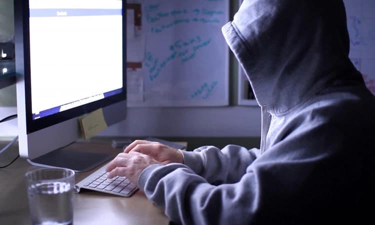 ವ್ಯಾಪಿಸುತ್ತಿದೆ ವಂಚಕರ ಜಾಲ! ನಕಲಿ ಫೇಸ್‌ಬುಕ್‌, ಟ್ವಿಟರ್‌ ಖಾತೆ ಬಗ್ಗೆ ಇರಲಿ ಎಚ್ಚರ