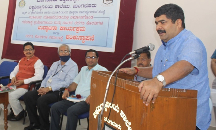 ವಿಶ್ವವಿದ್ಯಾನಿಲಯ ಕಾಲೇಜಿನ ಅಭಿವೃದ್ಧಿಗೆ ಬದ್ಧ: ವೇದವ್ಯಾಸ ಕಾಮತ್‌