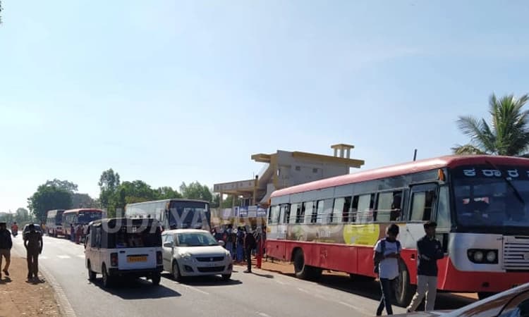 ಗ್ರಾಮೀಣ ಸಾರಿಗೆ ಅವ್ಯವಸ್ಥೆ: ಚಿಕ್ಕಬಳ್ಳಾಪುರದ ಜಾತವಾರ ಗೇಟ್ ಬಳಿ ವಿದ್ಯಾರ್ಥಿಗಳ ಪ್ರತಿಭಟನೆ