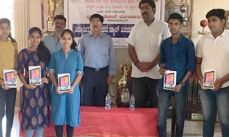 ವಿದ್ಯಾರ್ಥಿಗಳಿಗೆ ಉಚಿತ ಟ್ಯಾಬ್‌ ವಿತರಣೆ