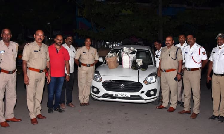 ದಾವಣಗೆರೆ : ದಾಖಲೆ ಇಲ್ಲದೆ ಕಾರಿನಲ್ಲಿ ಸಾಗಿಸುತ್ತಿದ್ದ 1.47 ಕೋಟಿ ರೂ. ವಶ