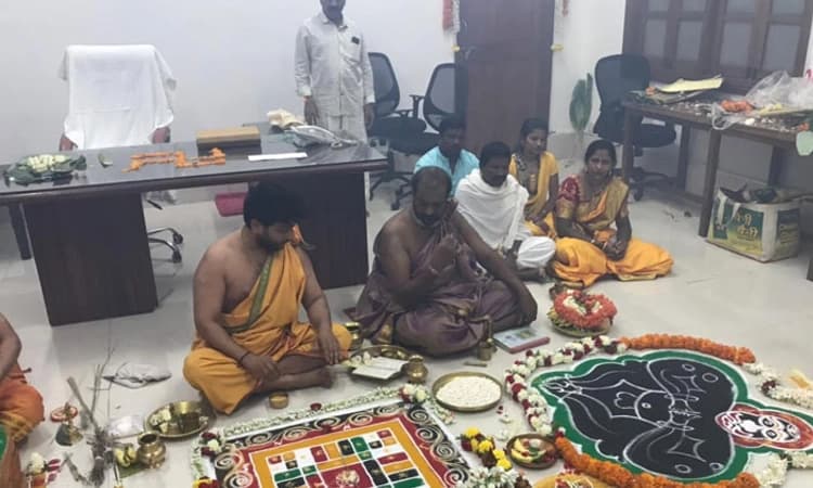 ತಡರಾತ್ರಿ ವಿಧಾನಸೌಧದ ಕಚೇರಿಯಲ್ಲಿ ಹೋಮ-ಹವನ ಮಾಡಿಸಿದ ಸಚಿವ ಎಸ್.ಅಂಗಾರ