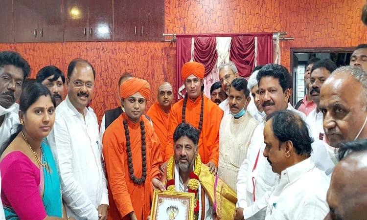 ಪುತ್ರಿ ವಿವಾಹಕ್ಕೆ ಮಠಾಧೀಶರು-ಗಣ್ಯರಿಗೆ ಡಿಕೆಶಿ ಆಮಂತ್ರಣ