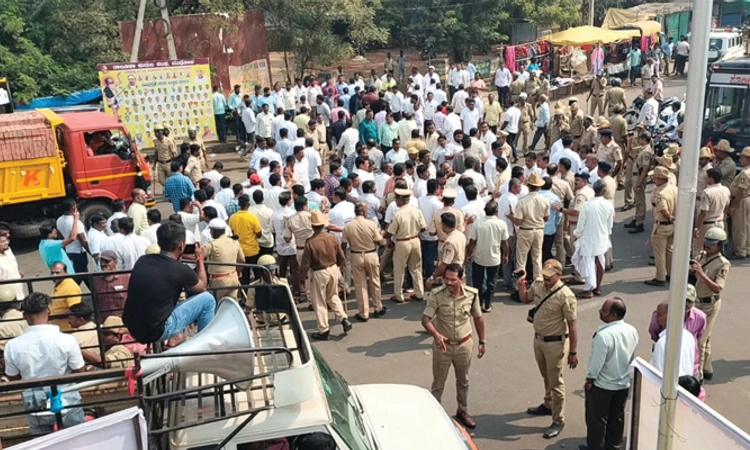 Mudhol: ಎರಡೂ ಬಣಗಳಿಂದ ಪ್ರತಿಭಟನೆ ಬಿಸಿ; ಸ್ಥಳದಲ್ಲೇ ಬೀಡುಬಿಟ್ಟಿರುವ ಎಸ್ಪಿ; ಹೈ ಅಲರ್ಟ್