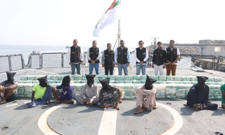 Gujarat: 700 ಕೆ.ಜಿ. ಡ್ರಗ್ಸ್‌ ವಶ: 8 ಮಂದಿ ಬಂಧನ; ಕಳೆದ 1 ತಿಂಗಳಲ್ಲಿ ಭರ್ಜರಿ 3ನೇ ಬೇಟೆ