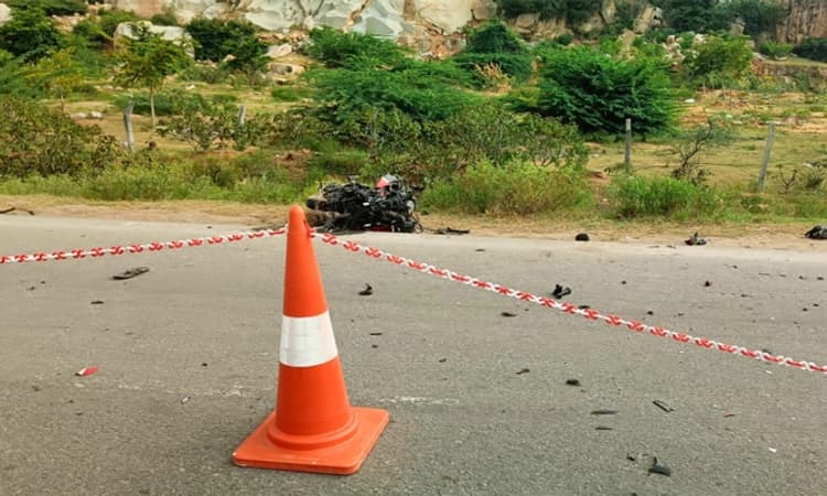 Siruguppa: ಬೈಕ್ ಮತ್ತು ಅಪರಿಚಿತ ವಾಹನದ ಮಧ್ಯೆ ಭೀಕರ ಅಪಘಾತ; ಇಬ್ಬರ ಸಾವು
