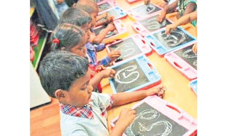 Kannada: ಕನ್ನಡನಾಡಲ್ಲಿ ಕನ್ನಡ ಕಲಿಕೆಯ ಹಾಡು-ಪಾಡು