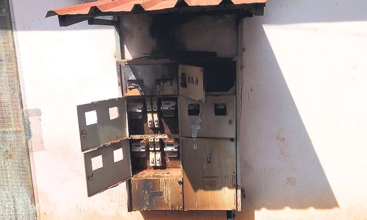 Kadaba: ಶಾರ್ಟ್ ಸರ್ಕ್ಯೂಟ್ ನಿಂದ ಬೆಂಕಿ; ತಪ್ಪಿದ ಅನಾಹುತ