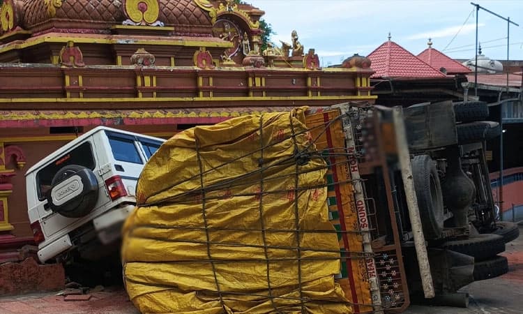 Hosanagara: ಚಾಲಕನ ನಿಯಂತ್ರಣ ತಪ್ಪಿ ಕ್ಯಾಂಟರ್ ಪಲ್ಟಿ; ದೇಗುಲಕ್ಕೆ ಹಾನಿ