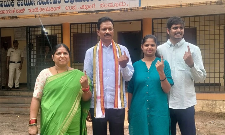 Sandur By Election; ಕುಟುಂಬ ಸಮೇತ ಮತದಾನ ಮಾಡಿದ ಸಂಸದ ತುಕಾರಾಂ
