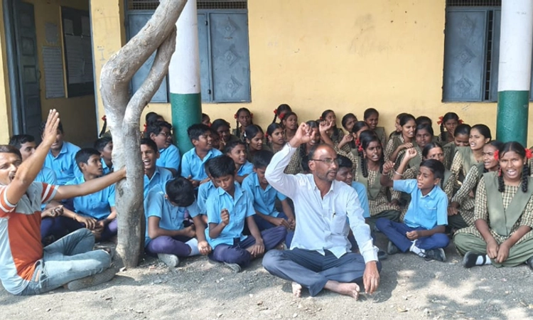 ಮೂರೂ ವರ್ಷಗಳಿಂದ ಈ ಶಾಲೆಯಲ್ಲಿ ಗಣಿತ ಶಿಕ್ಷಕರೇ ಇಲ್ಲ… ವಿದ್ಯಾರ್ಥಿಗಳಿಂದ ಪ್ರತಿಭಟನೆ