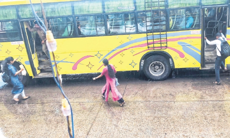 Mangalore: ಪ್ರಯಾಣಿಕರಿಗಾಗಿ ಸಿಗ್ನಲ್‌ಗ‌ಳಲ್ಲೇ ಬಸ್‌ ನಿಲುಗಡೆ; ಅನಾಹುತಕ್ಕೆ ಎಡೆ