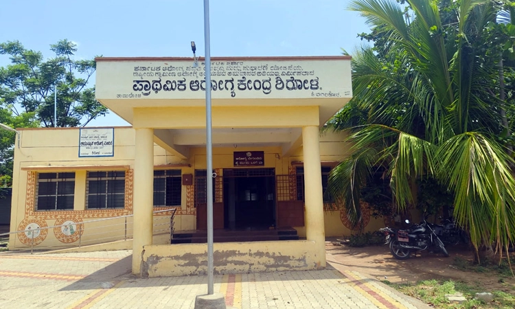 Shirola: ಪ್ರಾಥಮಿಕ ಆರೋಗ್ಯ ಕೇಂದ್ರದಲ್ಲಿ ಸಿಬ್ಬಂದಿ ಕೊರತೆ… ರೋಗಿಗಳ ಪರದಾಟ