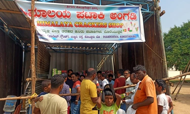 Kotturu: ಹಸಿರು ಪಟಾಕಿ ಹೆಸರಿನಲ್ಲಿ ನಿಯಮ ಉಲ್ಲಂಘಿಸಿ ಮಾಮೂಲಿ ಪಟಾಕಿ ಮಾರಾಟ…