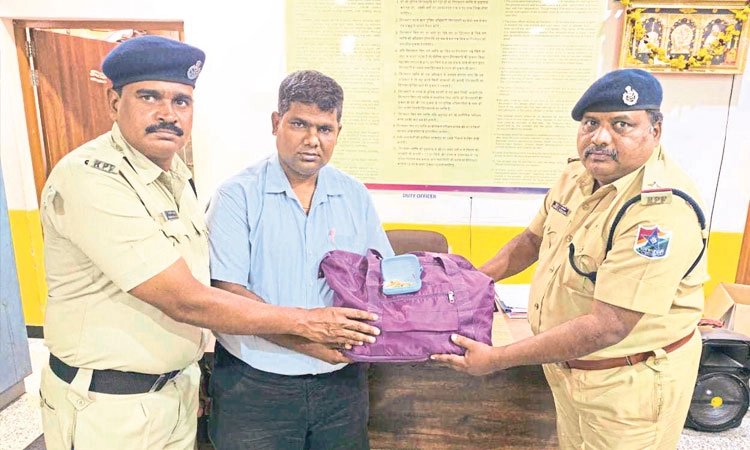 Bengaluru: ರೈಲಲ್ಲಿ ಬಿಟ್ಟು ಹೋಗಿದ್ದ 5 ಲಕ್ಷ ಚಿನ್ನ ಪ್ರಯಾಣಿಕನಿಗೆ ಹಸ್ತಾಂತರ