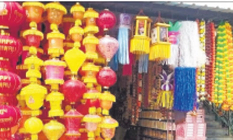 ಹಾವೇರಿ: ಮಾರುಕಟ್ಟೆಗೆ ಲಗ್ಗೆಇಟ್ಟ ಆಕರ್ಷಕ ಮಾದರಿ ಆಕಾಶ ಬುಟ್ಟಿ