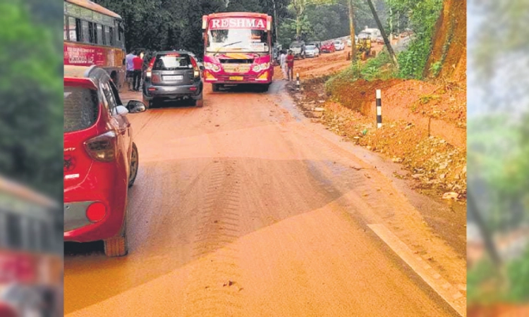 Kollur: ಕಿರುಸೇತುವೆ ಸಂಪೂರ್ಣ ಕೆಸರುಮಯ; ರಸ್ತೆ ತುಂಬಾ ಹೊಂಡಗುಂಡಿ