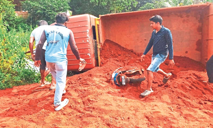 Kundapura: ಸ್ಕೂಟಿ ಸಹಿತ ಮಣ್ಣಿನಡಿ ಸಿಲುಕಿದ ಮಹಿಳೆಯ ಜೀವ ರಕ್ಷಿಸಿದ ರಿಕ್ಷಾ ಚಾಲಕ