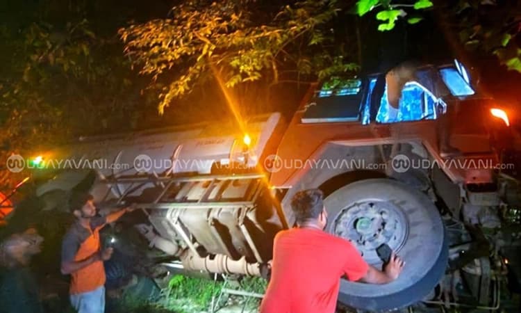 Tanker Overturns: ಚಾರ್ಮಾಡಿ ಘಾಟ್ ನಲ್ಲಿ ಟ್ಯಾಂಕರ್ ಪಲ್ಟಿ.. ಪೆಟ್ರೋಲ್ – ಡಿಸೇಲ್ ಸೋರಿಕೆ