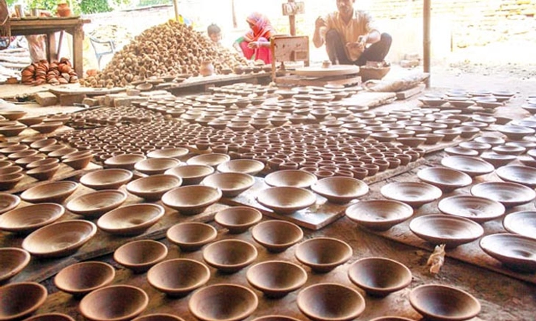 ಕುಂಬಾರರ ಬದುಕಿನಲ್ಲಿಲ್ಲ ದೀಪಾವಳಿ ಬೆಳಕು: ಮಾರುಕಟ್ಟೆಗೆ ಲಗ್ಗೆ ಇಟ್ಟ ಪಿಂಗಾಣಿ ಹಣತೆ