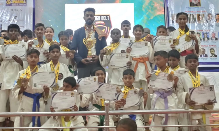 Karate: ಅಂತರಾಷ್ಟ್ರೀಯ ಮಟ್ಟದ ಕರಾಟೆ ಸ್ಪರ್ಧೆಯಲ್ಲಿ ಮಿಂಚಿದ ದಾಂಡೇಲಿಯ ಕರಾಟೆ ಪಟುಗಳು