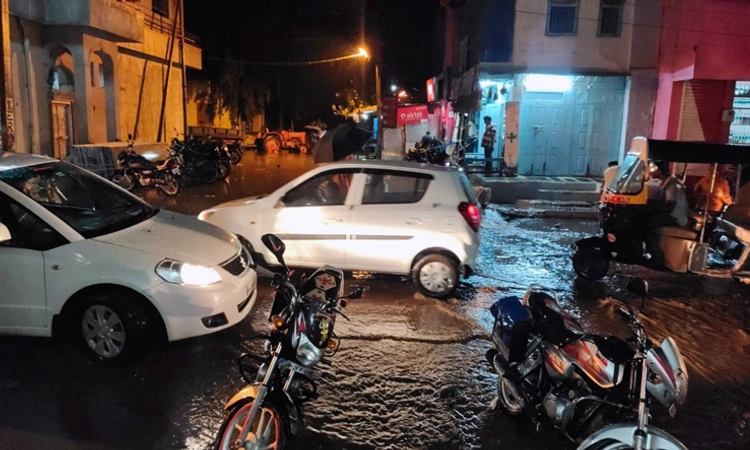 ಅಕಾಲಿಕ ಮಳೆಗೆ ಜನಜೀವನ ಅಸ್ತವ್ಯಸ್ತ : ತಗ್ಗು ಪ್ರದೇಶಗಳಿಗೆ ನೀರು ನುಗ್ಗಿ ಅವಾಂತರ