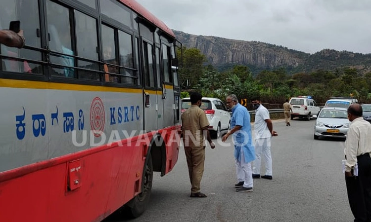 ತುಮಕೂರು: ಹೆದ್ದಾರಿಯಲ್ಲಿ ಕೆಎಸ್ಆರ್ ಟಿಸಿ ಬಸ್ ಅಡ್ಡಗಟ್ಟಿದ ಶಿಕ್ಷಣ ಸಚಿವ ಸುರೇಶ್ ಕುಮಾರ್