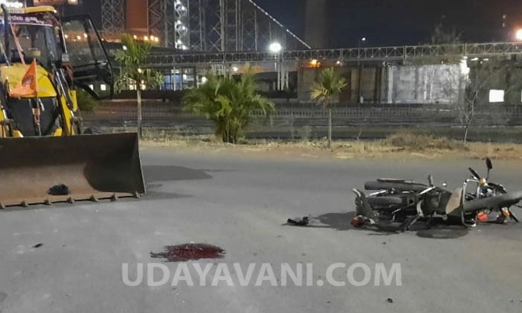  ಬೈಕ್ ಗೆ ಜೆಸಿಬಿ ಢಿಕ್ಕಿಯಾಗಿ ಕಾರ್ಮಿಕ ಸಾವು: ಪರಿಹಾರಕ್ಕೆ ಆಗ್ರಹಿಸಿ ಪ್ರತಿಭಟನೆ