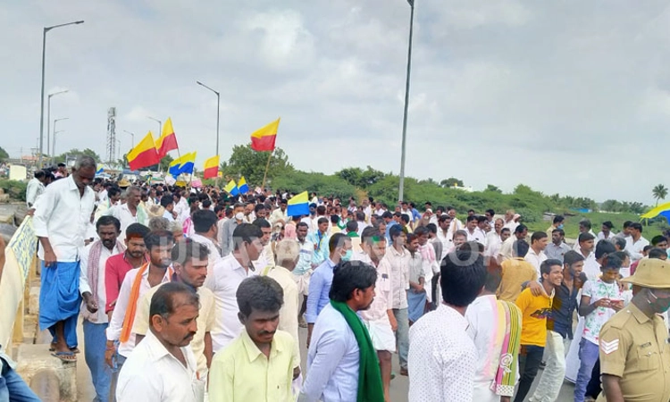 5ಎ ಕಾಲುವೆ ಅನುಷ್ಠಾನಕ್ಕೆ ಧರಣಿ: ಬೀದಿಗಿಳಿದ ರೈತರು,‌ ಮಸ್ಕಿ‌ ಹೆದ್ದಾರಿಗಳೆಲ್ಲಾ ಬಂದ್