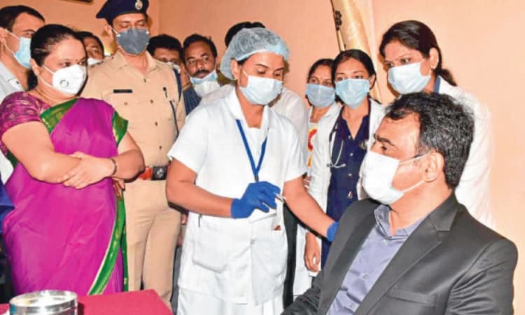 ಲಸಿಕೆ ತಾಲೀಮಿಗೆ ಒಳಗಾದ ಡಿಸಿಎಂ: ಮೊದಲ ಹಂತದಲ್ಲಿ 8,405 ಕೋವಿಡ್‌ ಯೋಧರಿಗೆ ಲಸಿಕೆ